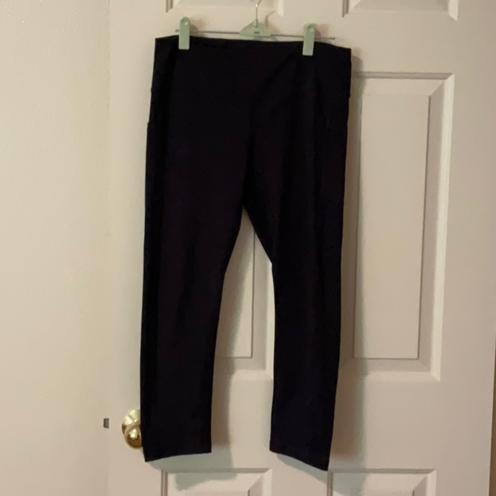 Navy ¾ length work out leggings